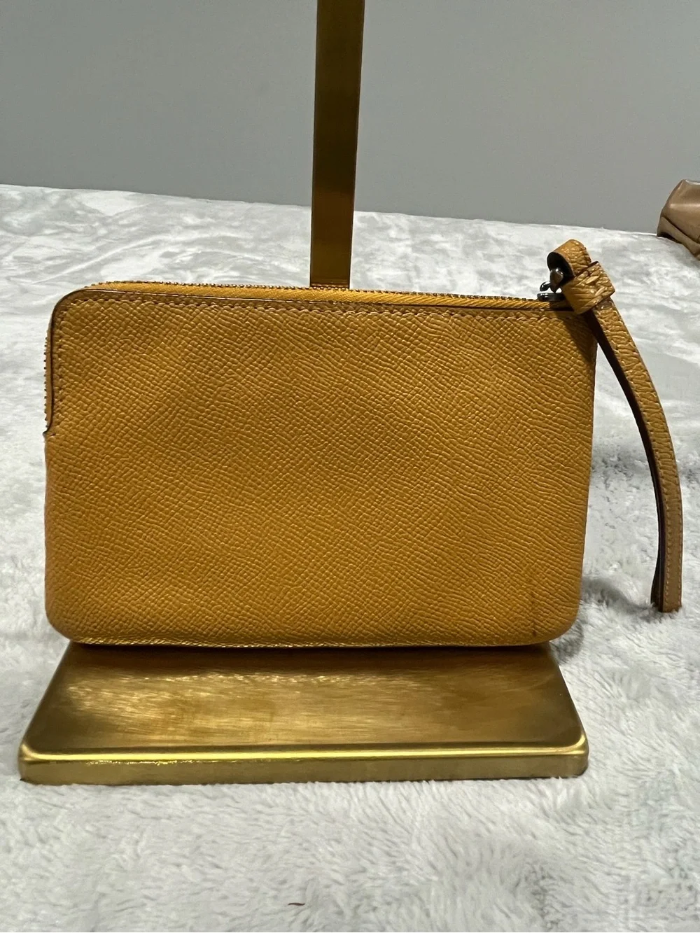 Coach Corner Zip Wristlet in Crossgrain Leather – Mustard Yellow / Honeycomb